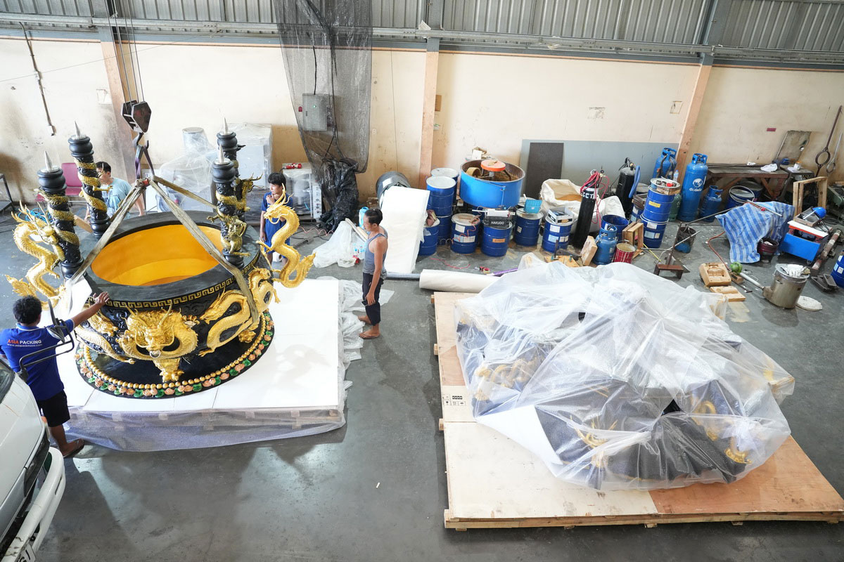 กระถางธูปมังกรขนาดใหญ่สำหรับศาลเจ้าจีน สัญลักษณ์แห่งพลังและความเจริญรุ่งเรือง